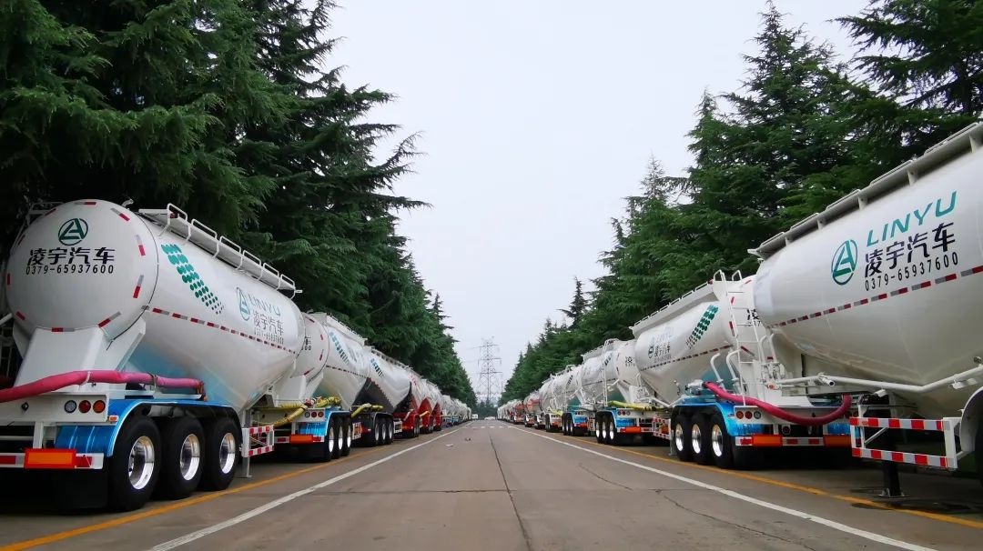 粉罐車(chē)