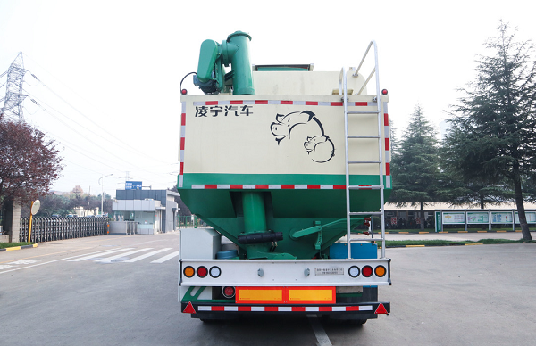 凌宇飼料運輸半掛車(chē)