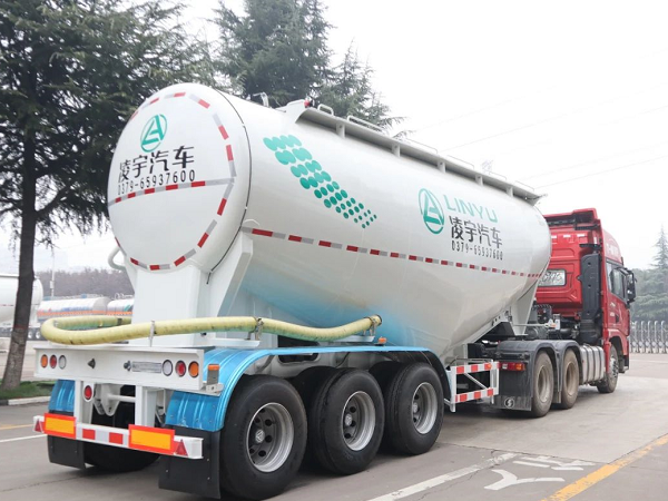 “小白罐”喜迎新搭檔，六大優(yōu)勢帶你揭秘專(zhuān)用牽引車(chē)